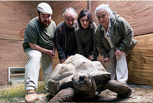 Actors de l'obra "La tortuga de Darwin" amb una tortuga gegant