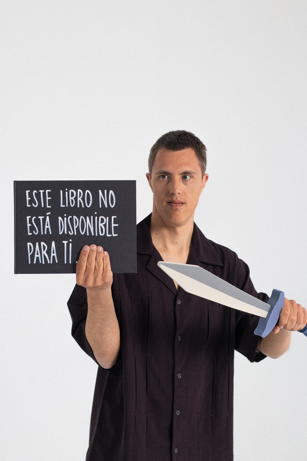 Javier—Teatre-Sense-Límits—EÒLIA-CSAD Un home sosté una espasa sobre un fons blanc.