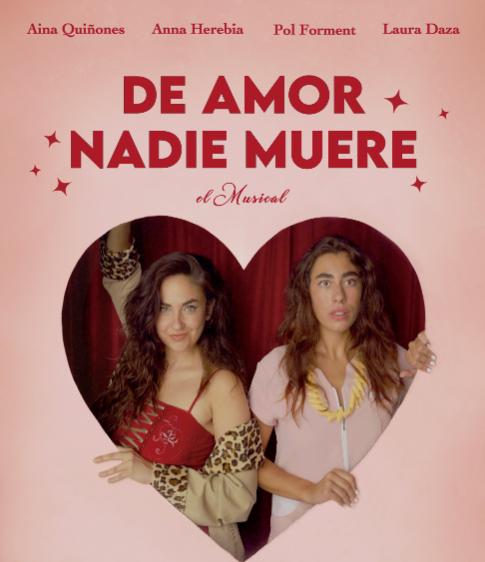 Un cartell del musical "De Amor Nadie Muere" amb un fons d'un to rosa pàl·lid que es degrada cap als costats. El disseny se centra en dues dones joves en un enquadrament en forma de cor, amb el títol destacat a la part superior.