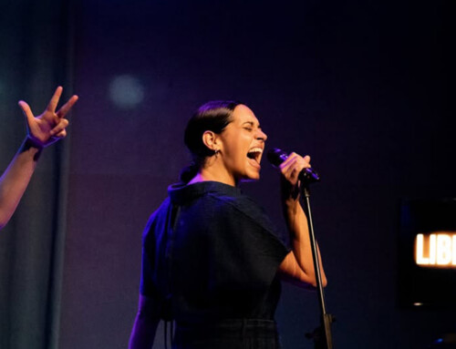 Júlia Cortina, alumna de l’especialitat Direcció escència i dramatúrgia, a “Com cantar sobreviviré sense que m’exploti un pulmó”, al teatre Maldà