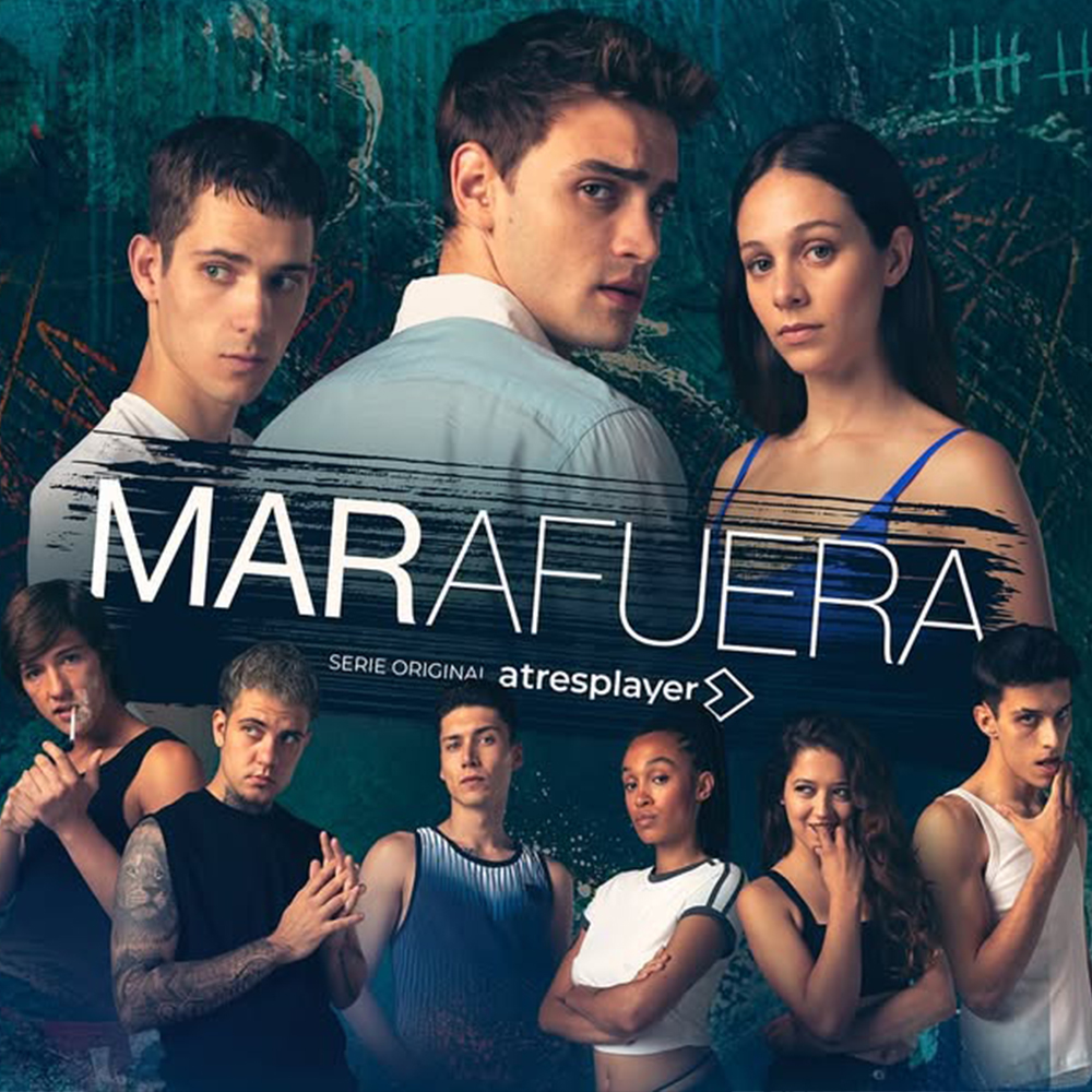 Cartell de la sèrie original d'Atresplayer 'MAR AFUERA'. La composició presenta set personatges amb una il·luminació dramàtica sobre un fons fosc i texturat. Tres personatges principals dominen la part superior: al centre, un home amb una camisa de color clar mira amb una expressió seriosa; a la seva esquerra, un altre home amb samarreta blanca mira directament endavant; i a la seva dreta, una dona amb un top blau amb tirants fins.
