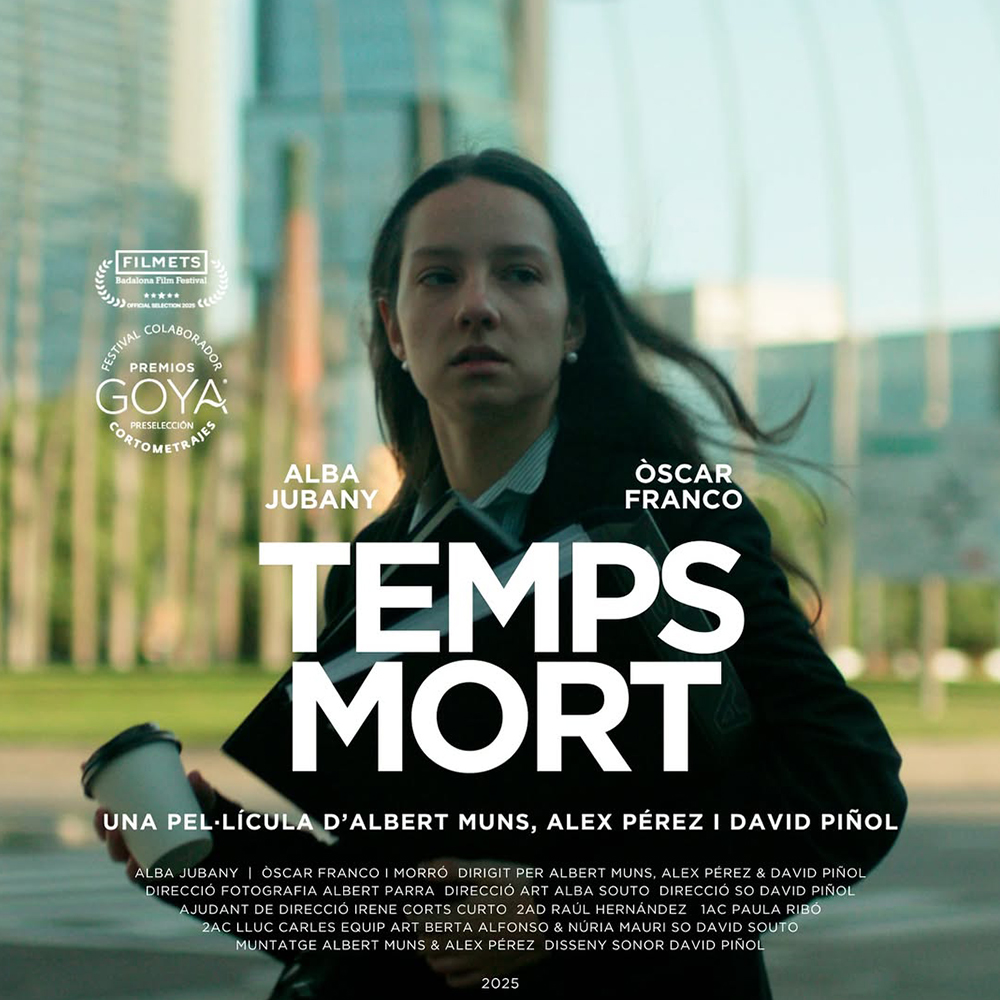 Cartell de pel·lícula amb fons urbà borrós i text superposat, predominantment blanc. Una pel·lícula d'Albert Muns, Alex Pérez i David Piñol. La imatge principal és un primer pla d'una dona, l'actriu Alba Jubany, amb una expressió seriosa o concentrada. Vesteix una jaqueta de vestit fosca i una camisa de ratlles blanques. Sosté a la mà esquerra una carpeta fosca i un got de cartró per emportar amb tapa.