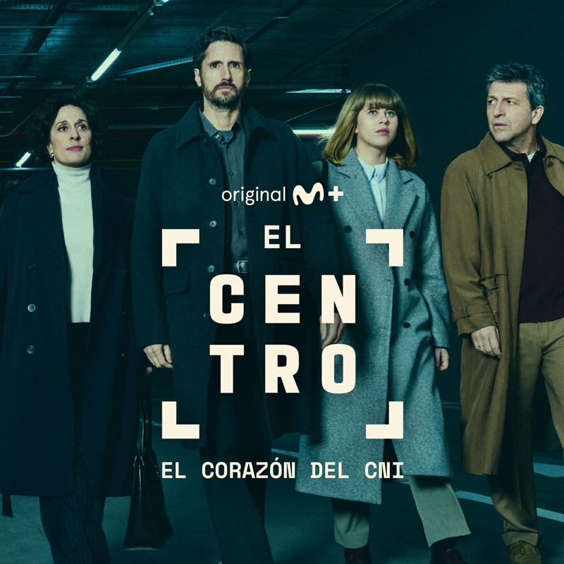 Sèrie original de Movistar Plus+ "El Centro: El Corazón del CNI". Quatre actors, incloent-hi Elena Martín Gimeno (amb abric gris), posen seriosament amb abrics llargs en un aparcament subterrani fosc.