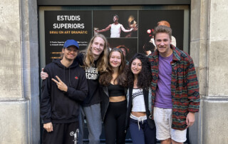 Grup d'estudiants d'intercanvi Erasmus del Centre Superior d'Art Dramàtic Eòlia CSAD a Barcelona, posant somrients davant de l'entrada del centre. La foto promociona l'intercanvi i els estudis superiors de Grau en Art Dramàtic.