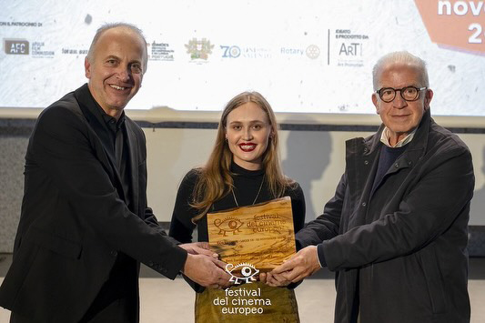 Lliurament del Premi SNGCI a la Millor Actriu Europea a Claud Hernandez al Festival del Cinema Europeu de Lecce 2025 pel seu paper protagonista a la pel·lícula 'Quan un riu esdevé el mar' de Pere Vilà.