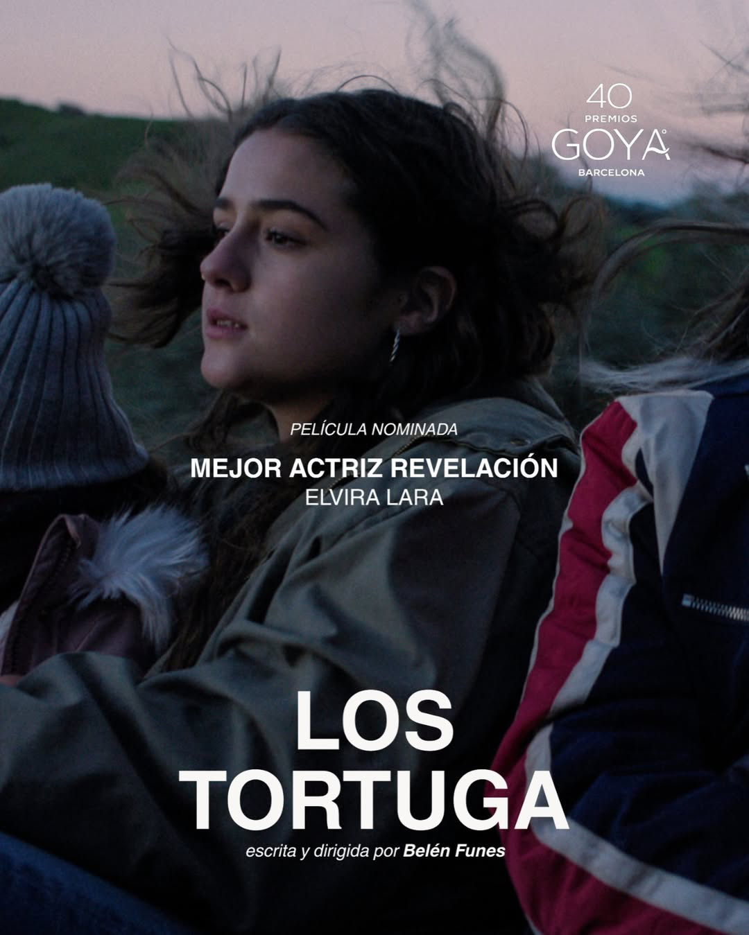 Cartell promocional de la pel·lícula "Los Tortuga", la imatge presenta un primer pla d'una noia, Elvira Lara, amb el cabell al vent. El text del cartell destaca la seva nominació com a "Mejor Actriz Revelación" als 40 Premis Goya a Barcelona.