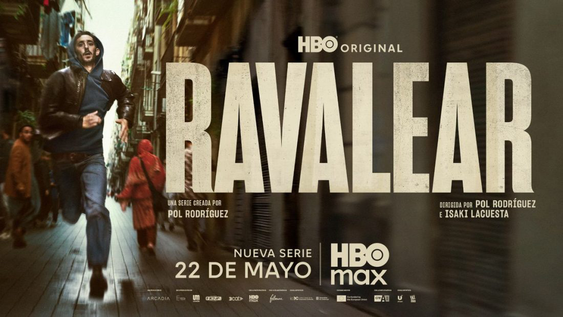 Cartell promocional de la sèrie original d'HBO 'Ravalear', creada per Pol Rodríguez i dirigida per ell mateix juntament amb Isaki Lacuesta. La imatge mostra un home amb dessuadora i jaqueta de cuir corrent a través d'un carrer estret i concorregut del barri del Raval de Barcelona.