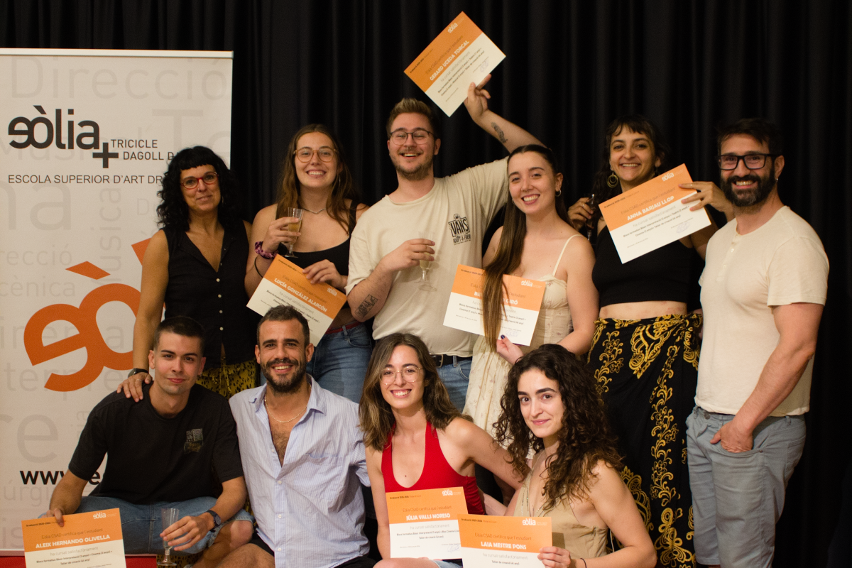 Grup d'alumnes i docents de la promoció 2026 de la Formació Professional Artística celebrant l'acte de graduació i cloenda del curs al centre Sòlia, posant somrients i mostrant els seus diplomes.