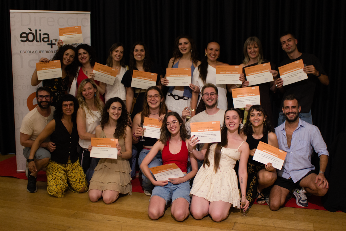Grup d'estudiants graduats de la promoció 2026 de Formació Professional Artística de l'Escola Sòlia, posant somrients i sostenint els seus diplomes en l'acte de cloenda del curs.