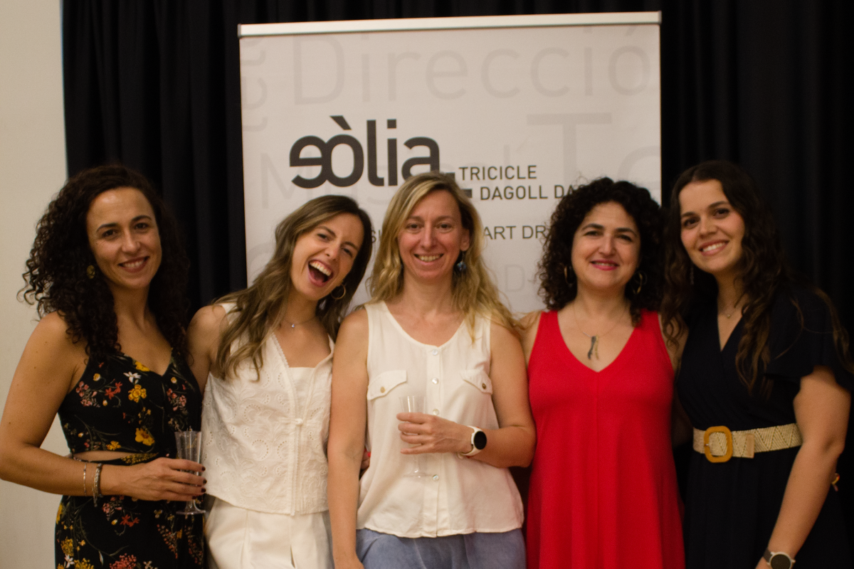 Cinc dones somrients, membres de l'equip docent i coordinador, posant davant un bàner de l'Escola Sòlia durant l'acte de graduació de la Formació Professional Artística 2026.
