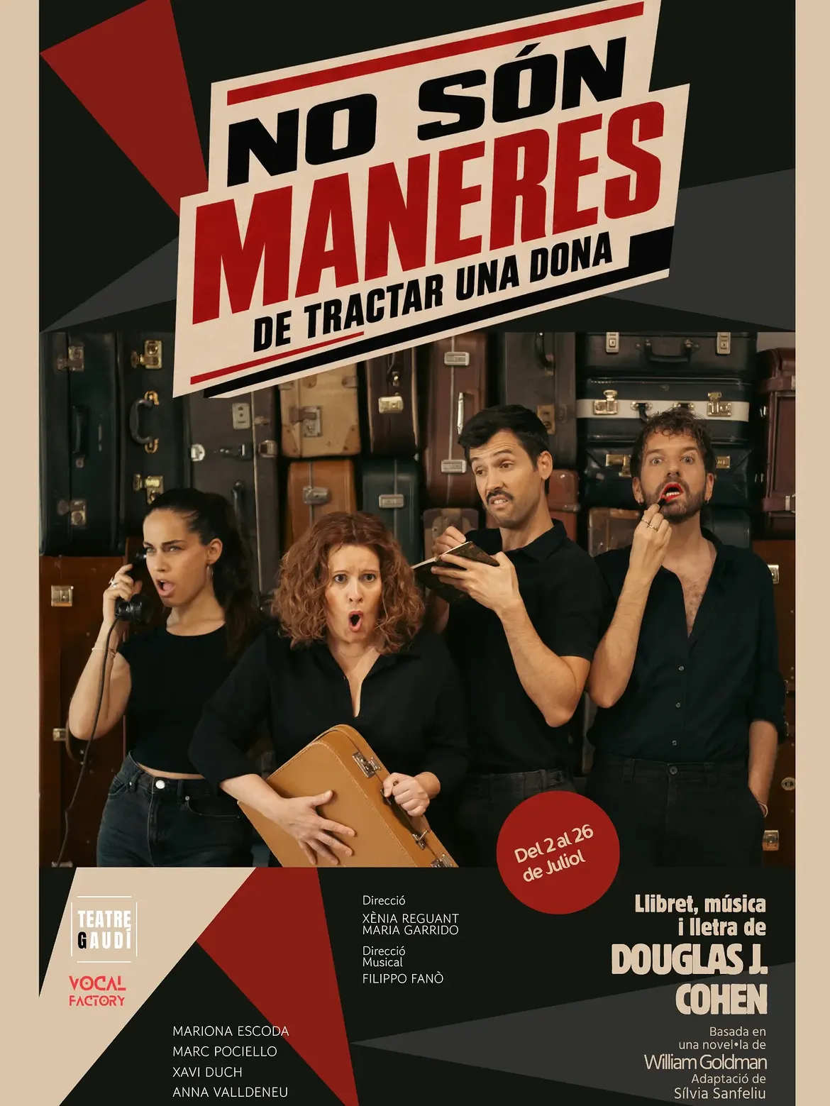 Cartell promocional de l'obra de teatre musical "No són maneres de tractar una dona". La imatge mostra quatre actors vestits de negre davant d'una paret plena de maletes antigues, cadascun amb expressions i objectes diferents.