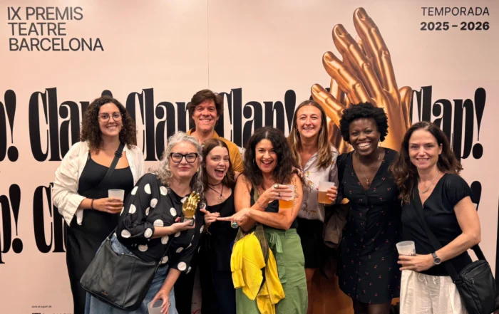 Foto de grup d'alumnes d'Eòlia CSAD celebrant la IX gala dels Premis Teatre Barcelona.